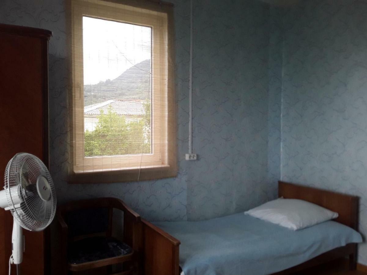 Zeleniy Dvorik Guest House New Athos Exterior photo